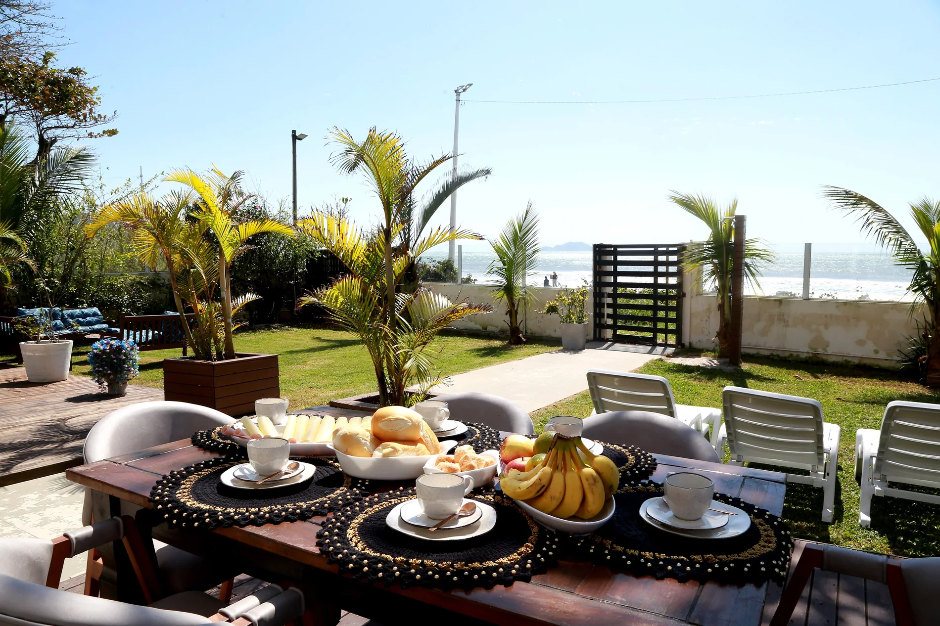 Jardim e acesso ao mar do Parador Pasedag